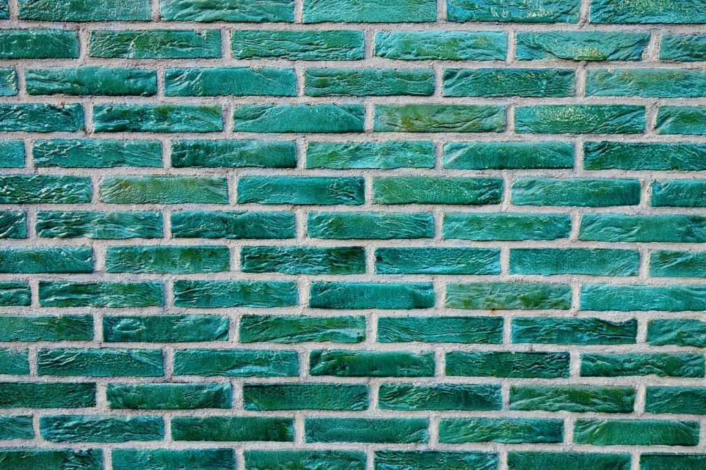 Mauer aus Ziegelsteinen in grün